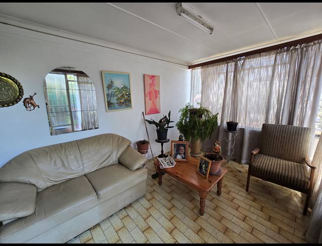 3 BEDROOM FREEHOLD FOR SALE IN REWLATCH